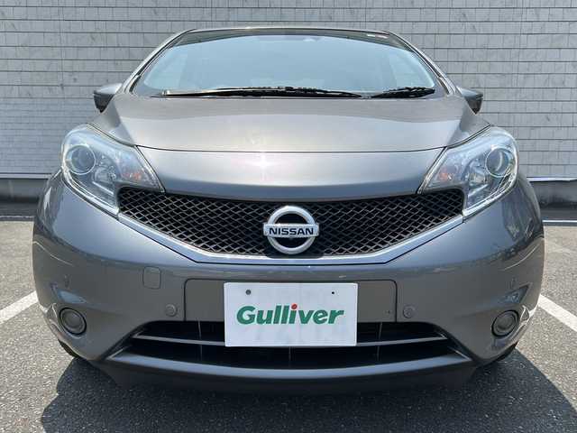 日産 ノート X FOUR Vセレ +セーフ 秋田県 2016(平28)年 6.4万km ダークメタルグレー ・４WD/・ 純正ナビ（BT、フルセグTV）/・全方位カメラ/・プッシュスタート/・スマートキー/・前後コーナーセンサー/・オートライト　/・ドアバイザー/・純正フロアマット/・純正スタットレスタイヤ積込