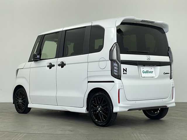 ホンダ Ｎ ＢＯＸ カスタム L ターボ スタイル+ブラック 鹿児島県 2022(令4)年 2.2万km プラチナホワイトパール 純正８インチナビ/（CD/DVD/Bluetooth/AM/FM/USB/SD/フルセグTV）/バックカメラ/シーケンシャルウインカー/ホンダセンシング/・衝突軽減ブレーキ/・レーンキープアシスト/・アダプティブクルーズコントロール/・誤発進抑制機能/・標識認識機能/・オートマチックハイビーム/パドルシフト/サイド＆カーテンエアバッグ/ETC/両側パワースライドドア/シートヒーター/LEDヘッドライト/純正１５インチアルミホイール/純正フロアマット/スマートキー/スペアキー有