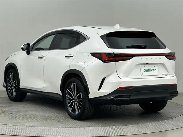 レクサス ＮＸ 350h バージョンL 道央・札幌 2023(令5)年 1.5万km ソニッククォーツ ・４WD/・14インチディスプレイオーディオ/　コネクティッドナビ/・カラーヘッドアップディスプレイ/・TFT液晶式メーター/・パノラミックビューモニター/・デジタルインナーミラー/・ビルトインETC/・Lexus Safety System ＋/・Lexus Teammate　Advanced Park/・レーダークルーズコントロール/・レーンキープアシスト/・BSM/・レザーシート/・パワーシート/・シートヒーター/・シートベンチレーション/・ハンズフリーパワーバックドア/・スマートキー