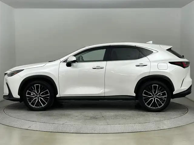 レクサス ＮＸ 350h バージョンL 道央・札幌 2023(令5)年 1.5万km ソニッククォーツ ・４WD/・14インチディスプレイオーディオ/　コネクティッドナビ/・カラーヘッドアップディスプレイ/・TFT液晶式メーター/・パノラミックビューモニター/・デジタルインナーミラー/・ビルトインETC/・Lexus Safety System ＋/・Lexus Teammate　Advanced Park/・レーダークルーズコントロール/・レーンキープアシスト/・BSM/・レザーシート/・パワーシート/・シートヒーター/・シートベンチレーション/・ハンズフリーパワーバックドア/・スマートキー