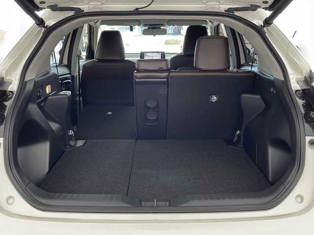 トヨタ ヤリスクロス Z 兵庫県 2020(令2)年 1.5万km ホワイトパールクリスタルシャイン ・純正ナビ&TV&Bluetooth&Miracast&USB/・アラウンドビューモニター/・バックカメラ/・パワーバックドア/・パワーシート/・前席シートヒーター/・オートマチックハイビーム/・ヘッドライトレベライザー/・トヨタセーフティセンス/・レーントレーシングアシスト/・プリクラッシュセーフティ/・ブラインドスポットモニター/・クリアランスソナー/・リヤクロストラフィックアラート/・パーキングサポートブレーキ/・ロードサインアシスト/・レーダークルーズコントロール/・ETC/・純正ドライブレコーダー/・LEDヘッドランプ/・ウインカーミラー/・純正フロアマット/・18インチ純正アルミホイール