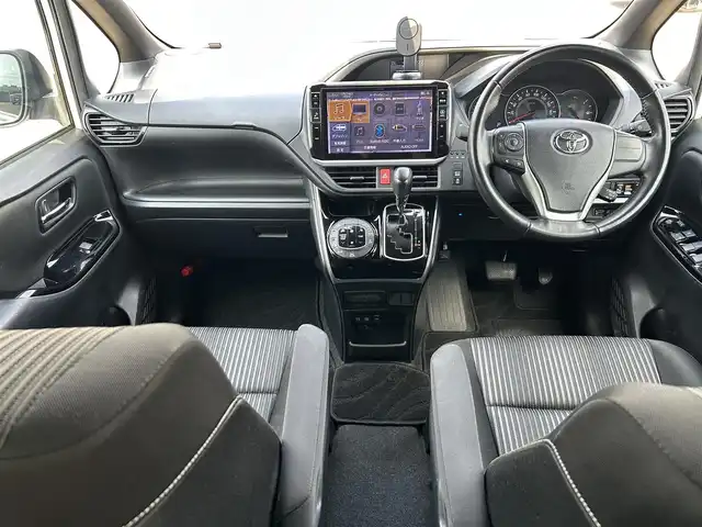 トヨタ ヴォクシー ZS 煌Ⅱ 岡山県 2020(令2)年 5.6万km ホワイトパールクリスタルシャイン 登録時走行距離55679km/アルパイン11インチナビ/フルセグTV(AM.FM.CD.DVD.TV.BT)/両側パワースライドドア/バックカメラ/ETC/クリアランスソナー/衝突軽減ブレーキ/クルーズコントロール/レーンキープアシスト/オートライト/オートマチックハイビーム/アイドリングストップ/16インチ純正AW/純正フロアマット