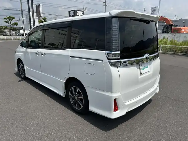 トヨタ ヴォクシー ZS 煌Ⅱ 岡山県 2020(令2)年 5.6万km ホワイトパールクリスタルシャイン 登録時走行距離55679km/アルパイン11インチナビ/フルセグTV(AM.FM.CD.DVD.TV.BT)/両側パワースライドドア/バックカメラ/ETC/クリアランスソナー/衝突軽減ブレーキ/クルーズコントロール/レーンキープアシスト/オートライト/オートマチックハイビーム/アイドリングストップ/16インチ純正AW/純正フロアマット
