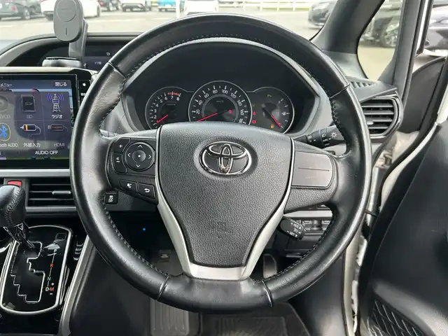 トヨタ ヴォクシー ZS 煌Ⅱ 岡山県 2020(令2)年 5.6万km ホワイトパールクリスタルシャイン 登録時走行距離55679km/アルパイン11インチナビ/フルセグTV(AM.FM.CD.DVD.TV.BT)/両側パワースライドドア/バックカメラ/ETC/クリアランスソナー/衝突軽減ブレーキ/クルーズコントロール/レーンキープアシスト/オートライト/オートマチックハイビーム/アイドリングストップ/16インチ純正AW/純正フロアマット