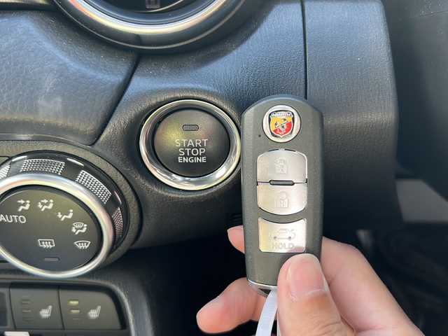 アバルト １２４ スパイダー 大阪府 2018(平30)年 4.4万km パール １オーナー　オートＬＥＤヘッドライト　純正ナビ　Bluetooth　ブレンボキャリパー　黒赤レザーシート　シートヒーター　クルーズコントロール　バックカメラ　コーナーセンサー　ビルドインＥＴＣ　オートワイパー　純正ホイール　純正オーディオ　プッシュスタート　スペアキー　純正フロアマット　