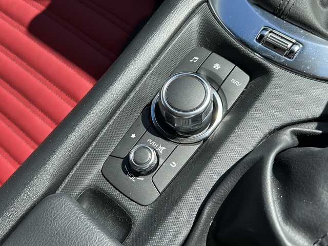 アバルト １２４ スパイダー 大阪府 2018(平30)年 4.4万km パール １オーナー　オートＬＥＤヘッドライト　純正ナビ　Bluetooth　ブレンボキャリパー　黒赤レザーシート　シートヒーター　クルーズコントロール　バックカメラ　コーナーセンサー　ビルドインＥＴＣ　オートワイパー　純正ホイール　純正オーディオ　プッシュスタート　スペアキー　純正フロアマット　