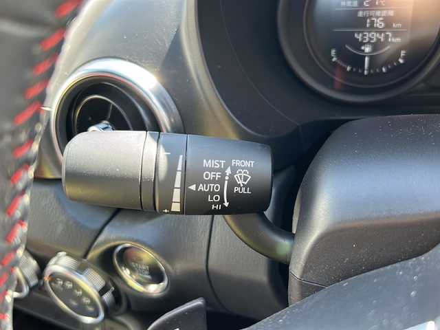 アバルト １２４ スパイダー 大阪府 2018(平30)年 4.4万km パール １オーナー　オートＬＥＤヘッドライト　純正ナビ　Bluetooth　ブレンボキャリパー　黒赤レザーシート　シートヒーター　クルーズコントロール　バックカメラ　コーナーセンサー　ビルドインＥＴＣ　オートワイパー　純正ホイール　純正オーディオ　プッシュスタート　スペアキー　純正フロアマット　