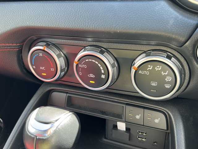 アバルト １２４ スパイダー 大阪府 2018(平30)年 4.4万km パール １オーナー　オートＬＥＤヘッドライト　純正ナビ　Bluetooth　ブレンボキャリパー　黒赤レザーシート　シートヒーター　クルーズコントロール　バックカメラ　コーナーセンサー　ビルドインＥＴＣ　オートワイパー　純正ホイール　純正オーディオ　プッシュスタート　スペアキー　純正フロアマット　