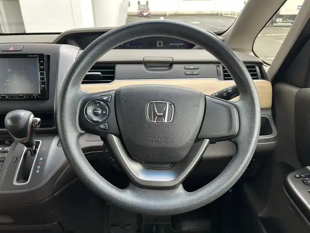 ホンダ フリード G 静岡県 2018(平30)年 6.8万km プレミアムスパークルブラックパール メモリナビ/フルセグテレビ/バックカメラ/プッシュスタート/片側パワースライドドア/ETC/オートライト/横滑り防止装置/ウォークスルー/3列シート/Bluetooth