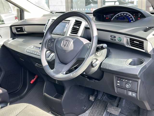 ホンダ フリード G ジャストセレクション 岩手県 2015(平27)年 3.9万km プレミアムスパークルブラックパール 4WD /ワンオーナー/純正ナビ /ワンセグTV/ナビステアリングスイッチ/左電動ドア /バックカメラ /ビルトインETC /純正ドライブレコーダー /純正エンジンスターター /フロントワイパーデアイサー /オートライト　/横滑り防止 /スマートキー×2/ドアバイザー/フロアマット/ECOボタン/保証書　取説