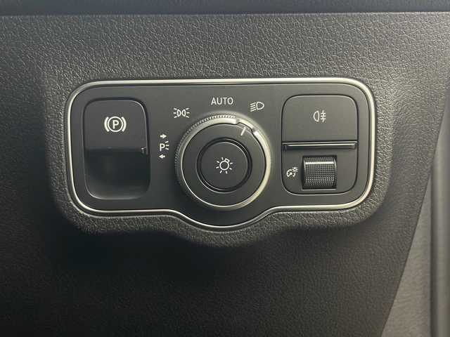 メルセデス・ベンツ Ｍ・ベンツ ＧＬＢ２００ｄ 4マチック AMGライン 秋田県 2022(令4)年 1万km 赤 ４ＷＤ/ワンオーナー/純正HDDナビ/　(フルセグTV/Bluetooth/USB)/全方位カメラ/アダプティブクルーズコントロール/パドルシフト/ハーフレザーシート/前席パワーシート/前席シートヒーター/パワーバックドア/純正フロアマット/プッシュスタート/スマートキー/スペアキー/ＥＴＣ２．０/LEDヘッドライト/オートライト/取扱説明書/保証書