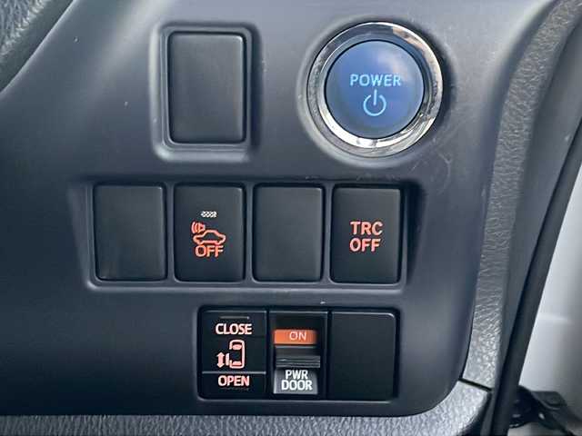 トヨタ ノア ハイブリッド G 青森県 2014(平26)年 13.6万km ホワイトパールクリスタルシャイン 純正9インチSDナビ・フルセグTV/CD・DVD・Bluetooth・SD/バックカメラ/片側パワースライドドア/クルーズコントロール/OPおくだけ充電/前席シートヒーター/ビルトインETC/LEDヘッドライト/フォグランプ/モデリスタエアロパーツ/純正15インチアルミ/スペアキー/H27.28.29.30。R1.2.3.5.6.7年記録簿有り/保証書・取扱書