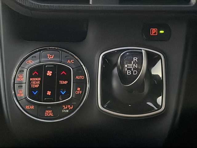 トヨタ ノア ハイブリッド G 青森県 2014(平26)年 13.6万km ホワイトパールクリスタルシャイン 純正9インチSDナビ・フルセグTV/CD・DVD・Bluetooth・SD/バックカメラ/片側パワースライドドア/クルーズコントロール/OPおくだけ充電/前席シートヒーター/ビルトインETC/LEDヘッドライト/フォグランプ/モデリスタエアロパーツ/純正15インチアルミ/スペアキー/H27.28.29.30。R1.2.3.5.6.7年記録簿有り/保証書・取扱書