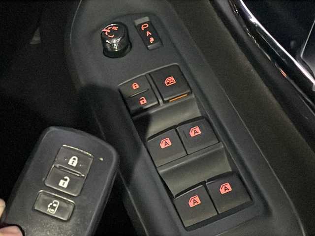 トヨタ ノア ハイブリッド G 青森県 2014(平26)年 13.6万km ホワイトパールクリスタルシャイン 純正9インチSDナビ・フルセグTV/CD・DVD・Bluetooth・SD/バックカメラ/片側パワースライドドア/クルーズコントロール/OPおくだけ充電/前席シートヒーター/ビルトインETC/LEDヘッドライト/フォグランプ/モデリスタエアロパーツ/純正15インチアルミ/スペアキー/H27.28.29.30。R1.2.3.5.6.7年記録簿有り/保証書・取扱書