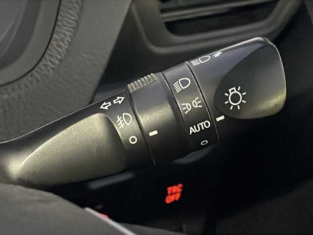 トヨタ ノア ハイブリッド G 青森県 2014(平26)年 13.6万km ホワイトパールクリスタルシャイン 純正9インチSDナビ・フルセグTV/CD・DVD・Bluetooth・SD/バックカメラ/片側パワースライドドア/クルーズコントロール/OPおくだけ充電/前席シートヒーター/ビルトインETC/LEDヘッドライト/フォグランプ/モデリスタエアロパーツ/純正15インチアルミ/スペアキー/H27.28.29.30。R1.2.3.5.6.7年記録簿有り/保証書・取扱書