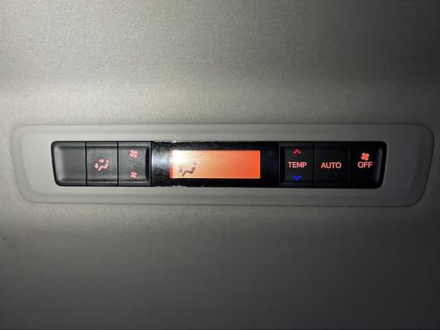 トヨタ ノア ハイブリッド G 青森県 2014(平26)年 13.6万km ホワイトパールクリスタルシャイン 純正9インチSDナビ・フルセグTV/CD・DVD・Bluetooth・SD/バックカメラ/片側パワースライドドア/クルーズコントロール/OPおくだけ充電/前席シートヒーター/ビルトインETC/LEDヘッドライト/フォグランプ/モデリスタエアロパーツ/純正15インチアルミ/スペアキー/H27.28.29.30。R1.2.3.5.6.7年記録簿有り/保証書・取扱書