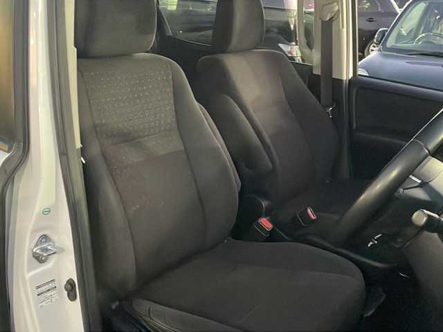 トヨタ ノア ハイブリッド G 青森県 2014(平26)年 13.6万km ホワイトパールクリスタルシャイン 純正9インチSDナビ・フルセグTV/CD・DVD・Bluetooth・SD/バックカメラ/片側パワースライドドア/クルーズコントロール/OPおくだけ充電/前席シートヒーター/ビルトインETC/LEDヘッドライト/フォグランプ/モデリスタエアロパーツ/純正15インチアルミ/スペアキー/H27.28.29.30。R1.2.3.5.6.7年記録簿有り/保証書・取扱書