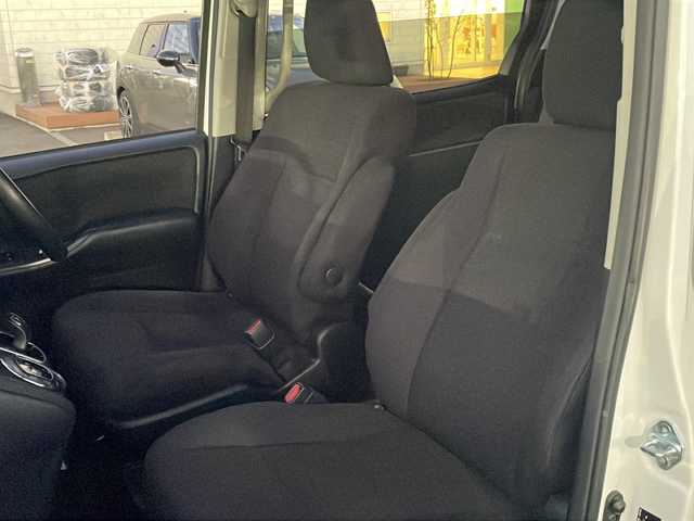 トヨタ ノア ハイブリッド G 青森県 2014(平26)年 13.6万km ホワイトパールクリスタルシャイン 純正9インチSDナビ・フルセグTV/CD・DVD・Bluetooth・SD/バックカメラ/片側パワースライドドア/クルーズコントロール/OPおくだけ充電/前席シートヒーター/ビルトインETC/LEDヘッドライト/フォグランプ/モデリスタエアロパーツ/純正15インチアルミ/スペアキー/H27.28.29.30。R1.2.3.5.6.7年記録簿有り/保証書・取扱書