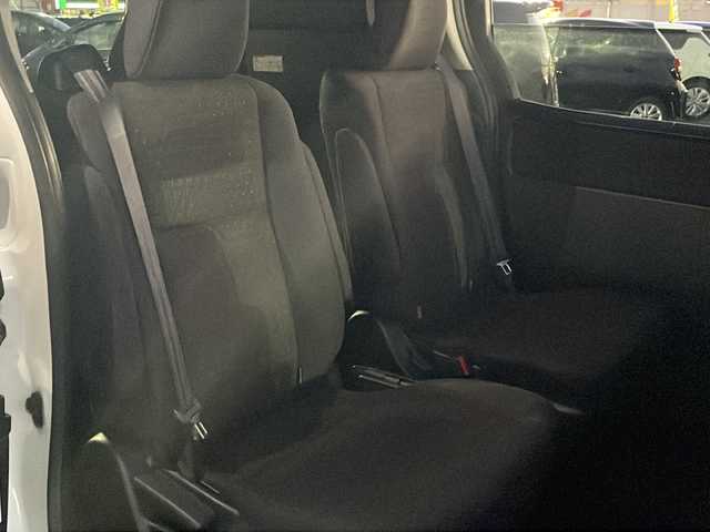 トヨタ ノア ハイブリッド G 青森県 2014(平26)年 13.6万km ホワイトパールクリスタルシャイン 純正9インチSDナビ・フルセグTV/CD・DVD・Bluetooth・SD/バックカメラ/片側パワースライドドア/クルーズコントロール/OPおくだけ充電/前席シートヒーター/ビルトインETC/LEDヘッドライト/フォグランプ/モデリスタエアロパーツ/純正15インチアルミ/スペアキー/H27.28.29.30。R1.2.3.5.6.7年記録簿有り/保証書・取扱書