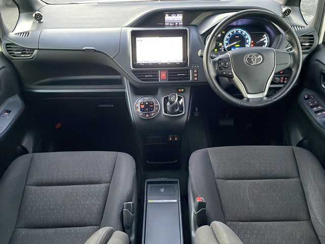 トヨタ ノア ハイブリッド G 青森県 2014(平26)年 13.6万km ホワイトパールクリスタルシャイン 純正9インチSDナビ・フルセグTV/CD・DVD・Bluetooth・SD/バックカメラ/片側パワースライドドア/クルーズコントロール/OPおくだけ充電/前席シートヒーター/ビルトインETC/LEDヘッドライト/フォグランプ/モデリスタエアロパーツ/純正15インチアルミ/スペアキー/H27.28.29.30。R1.2.3.5.6.7年記録簿有り/保証書・取扱書