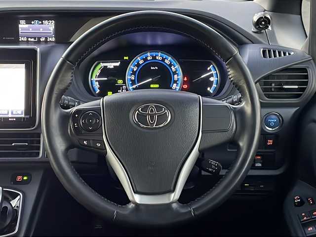 トヨタ ノア ハイブリッド G 青森県 2014(平26)年 13.6万km ホワイトパールクリスタルシャイン 純正9インチSDナビ・フルセグTV/CD・DVD・Bluetooth・SD/バックカメラ/片側パワースライドドア/クルーズコントロール/OPおくだけ充電/前席シートヒーター/ビルトインETC/LEDヘッドライト/フォグランプ/モデリスタエアロパーツ/純正15インチアルミ/スペアキー/H27.28.29.30。R1.2.3.5.6.7年記録簿有り/保証書・取扱書