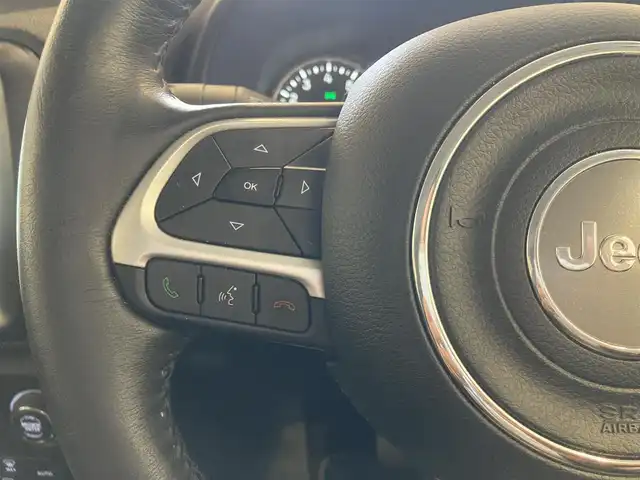 クライスラー・ジープ ジープ レネゲード リミテッド 熊本県 2024(令6)年 3.7万km 黒 ・スマートキー/・プッシュスタート/・自動緊急ブレーキ/・レーンセンス/・パークセンス/・ブラインドスポットモニター/・オートディムハイビーム/・アダプティブヘッドライト/・クルーズコントロール(追従式)/・黒革シート/・前席パワーシート/・前席シートヒーター/・ハンドルヒーター/・純正メモリナビ/　【Bluetooth・USB・AUX・AppleCarPlay】/・バックカメラ/・ETC2.0/・LEDヘッドランプ/・LEDフォグランプ/・純正マット