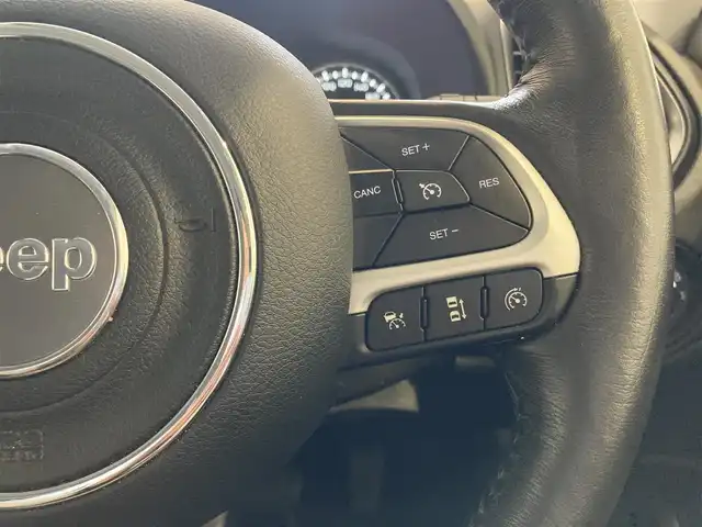 クライスラー・ジープ ジープ レネゲード リミテッド 熊本県 2024(令6)年 3.7万km 黒 ・スマートキー/・プッシュスタート/・自動緊急ブレーキ/・レーンセンス/・パークセンス/・ブラインドスポットモニター/・オートディムハイビーム/・アダプティブヘッドライト/・クルーズコントロール(追従式)/・黒革シート/・前席パワーシート/・前席シートヒーター/・ハンドルヒーター/・純正メモリナビ/　【Bluetooth・USB・AUX・AppleCarPlay】/・バックカメラ/・ETC2.0/・LEDヘッドランプ/・LEDフォグランプ/・純正マット