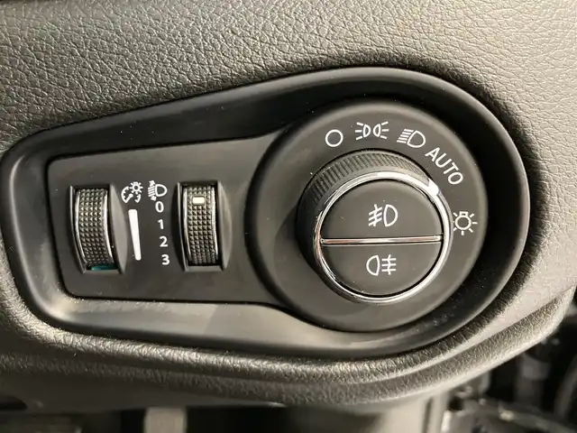 クライスラー・ジープ ジープ レネゲード リミテッド 熊本県 2024(令6)年 3.7万km 黒 ・スマートキー/・プッシュスタート/・自動緊急ブレーキ/・レーンセンス/・パークセンス/・ブラインドスポットモニター/・オートディムハイビーム/・アダプティブヘッドライト/・クルーズコントロール(追従式)/・黒革シート/・前席パワーシート/・前席シートヒーター/・ハンドルヒーター/・純正メモリナビ/　【Bluetooth・USB・AUX・AppleCarPlay】/・バックカメラ/・ETC2.0/・LEDヘッドランプ/・LEDフォグランプ/・純正マット