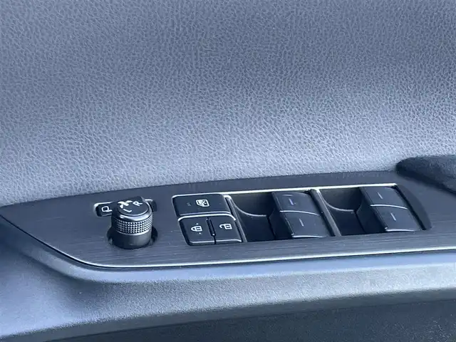 トヨタ プリウス ＰＨＶ Sナビパッケージ・GRスポーツ 香川県 2019(令1)年 6.6万km ホワイトパールクリスタルシャイン 純正１１．６型ナビ/バックカメラ/前方ドライブレコーダー/ＥＴＣ２．０/レーダークルーズコントロール/純正１８インチＡＷ/ＬＥＤヘッドライト/フォグライト/革巻きステアリング/ステアリングスイッチ/ハーフレザーシート/前席シートヒーター/純正フロアマット/スマートキー