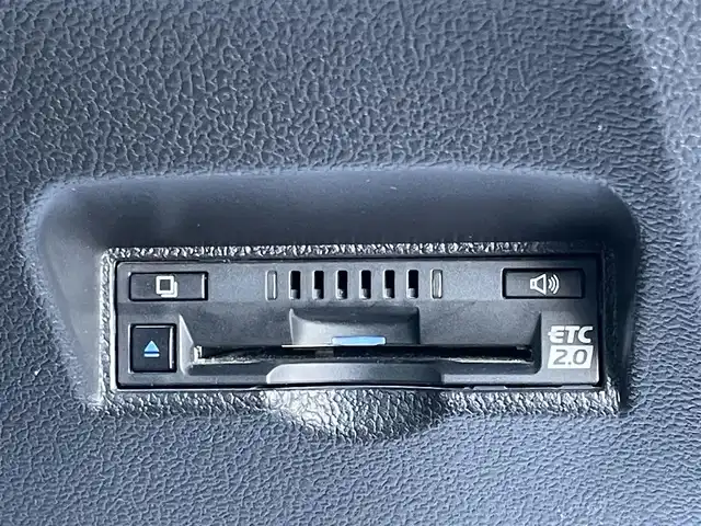 トヨタ プリウス ＰＨＶ Sナビパッケージ・GRスポーツ 香川県 2019(令1)年 6.6万km ホワイトパールクリスタルシャイン 純正１１．６型ナビ/バックカメラ/前方ドライブレコーダー/ＥＴＣ２．０/レーダークルーズコントロール/純正１８インチＡＷ/ＬＥＤヘッドライト/フォグライト/革巻きステアリング/ステアリングスイッチ/ハーフレザーシート/前席シートヒーター/純正フロアマット/スマートキー