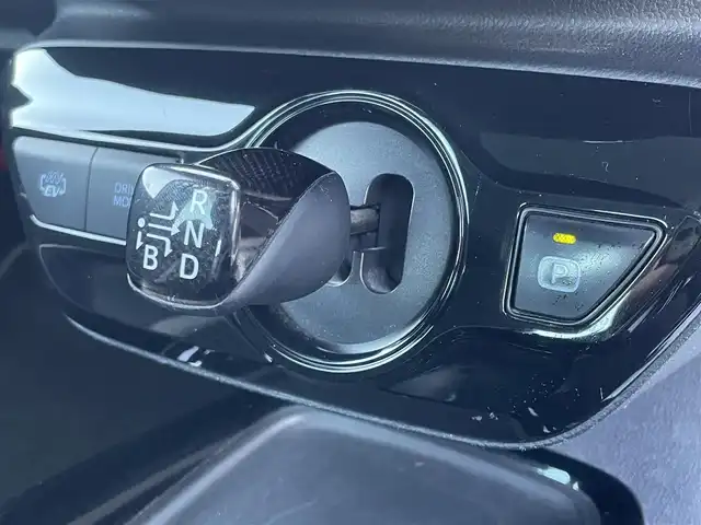 トヨタ プリウス ＰＨＶ Sナビパッケージ・GRスポーツ 香川県 2019(令1)年 6.6万km ホワイトパールクリスタルシャイン 純正１１．６型ナビ/バックカメラ/前方ドライブレコーダー/ＥＴＣ２．０/レーダークルーズコントロール/純正１８インチＡＷ/ＬＥＤヘッドライト/フォグライト/革巻きステアリング/ステアリングスイッチ/ハーフレザーシート/前席シートヒーター/純正フロアマット/スマートキー