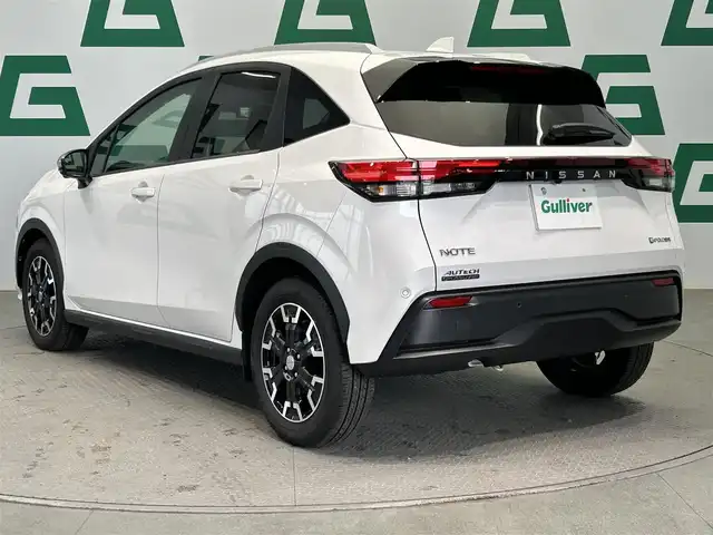 日産 ノート オーテック Xオーバー +アクティブ 鹿児島県 2024(令6)年 1.3万km ピュアホワイトパール 純正9インチナビ（ラジオ、フルセグ、BT、SD）/アラウンドビューモニター/前方ドライブレコーダー/インテリジェントルームミラー/ステアリングリモコン/オートハイビーム/・オートライト/・LEDヘッドライト/・フォグランプ/エマージェンシーブレーキ/速度標識機能/前後コーナーセンサー/ふらつき警報/ブラインドスポットモニター/レーンキープアシスト/純正フロアマット/プッシュスタート/スマートキー/・スペアキー