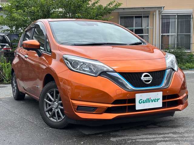 日産 ノート e－パワー X 福岡県 2017(平29)年 17.1万km プレミアムコロナオレンジ 純正ナビ/（AMFM/CD/DVD/SD/ミュージックサーバー/USB/AUX/Bluetooth/ワンセグTV/）/アラウンドビューモニター/横滑り防止/レーンキープ/衝突軽減/ハンズフリー/ETC/ドライブレコーダー（SD無し）/オートライト/電格ミラー/純正フロアマット/純正アルミホイール/スタッドレスタイヤ/スペアキー×１/保証書/取扱説明書