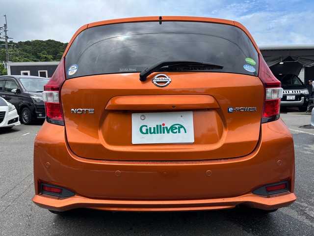 日産 ノート e－パワー X 福岡県 2017(平29)年 17.1万km プレミアムコロナオレンジ 純正ナビ/（AMFM/CD/DVD/SD/ミュージックサーバー/USB/AUX/Bluetooth/ワンセグTV/）/アラウンドビューモニター/横滑り防止/レーンキープ/衝突軽減/ハンズフリー/ETC/ドライブレコーダー（SD無し）/オートライト/電格ミラー/純正フロアマット/純正アルミホイール/スタッドレスタイヤ/スペアキー×１/保証書/取扱説明書