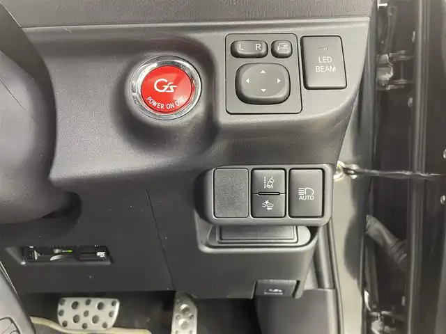 トヨタ アクア G G’s 千葉県 2016(平28)年 5.2万km ブラックマイカ ワンオーナー/禁煙車/トヨタセーフティセンス/・車線逸脱警報システム/・プリクラッシュセーフティ/・先行車発進システム/純正メモリナビ/・型番：NSZT-W66T/・CD/DVD/Bluetooth/フルセグTV/バックカメラ/・ビルトインETC/革巻きステアリング/・ステアリングスイッチ/クルーズコントロール/ハーフレザーシート/純正フロアマット/純正ドアバイザー/純正17インチAW/電動格納ウインカーミラー/オートライト/・オートマチックハイビーム/・LEDヘッドライト/・LEDフォグランプ/プッシュスタート/スマートキー/・スペアキー