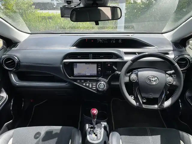 トヨタ アクア G G’s 千葉県 2016(平28)年 5.2万km ブラックマイカ ワンオーナー/禁煙車/トヨタセーフティセンス/・車線逸脱警報システム/・プリクラッシュセーフティ/・先行車発進システム/純正メモリナビ/・型番：NSZT-W66T/・CD/DVD/Bluetooth/フルセグTV/バックカメラ/・ビルトインETC/革巻きステアリング/・ステアリングスイッチ/クルーズコントロール/ハーフレザーシート/純正フロアマット/純正ドアバイザー/純正17インチAW/電動格納ウインカーミラー/オートライト/・オートマチックハイビーム/・LEDヘッドライト/・LEDフォグランプ/プッシュスタート/スマートキー/・スペアキー