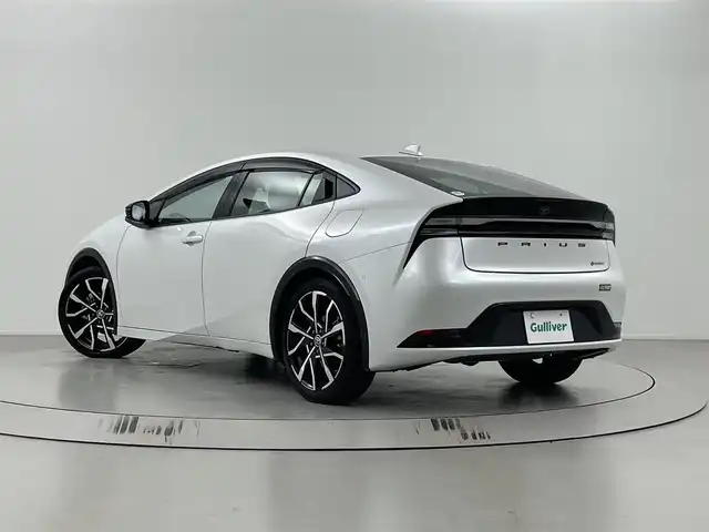 トヨタ プリウス Z 埼玉県 2023(令5)年 0.9万km プラチナホワイトパールマイカ ワンオーナー　/トヨタセーフティセンス　/デジタルインナーミラー　/純正ナビ　/　(AM/FM/Bluetooth/フルセグ)　/ビルトインＥＴＣ２．０　/レーンディパーチャーアラート　/ブラインドスポットモニター/プリクラッシュセーフティ/プロアクティブドライビングアシスト/クリアランスソナー/リヤクロストラフィックアラート/後方車両接近告知/リヤカメラディテクション/パーキングサポートブレーキ/安心降車アシスト/周辺車両接近時サポート/ロードサインアシスト/シートメモリー/全方位カメラ　/レーダークルーズコントロール　/コーナーセンサー前後/純正フロアマット/純正AW１９インチ