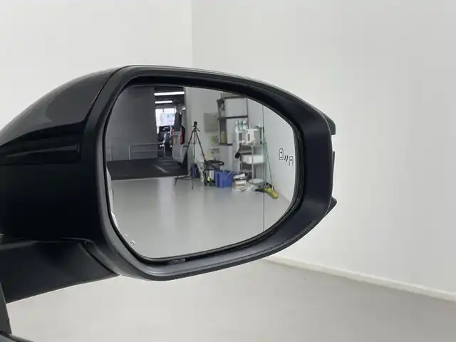 トヨタ プリウス Z 埼玉県 2023(令5)年 0.9万km プラチナホワイトパールマイカ ワンオーナー　/トヨタセーフティセンス　/デジタルインナーミラー　/純正ナビ　/　(AM/FM/Bluetooth/フルセグ)　/ビルトインＥＴＣ２．０　/レーンディパーチャーアラート　/ブラインドスポットモニター/プリクラッシュセーフティ/プロアクティブドライビングアシスト/クリアランスソナー/リヤクロストラフィックアラート/後方車両接近告知/リヤカメラディテクション/パーキングサポートブレーキ/安心降車アシスト/周辺車両接近時サポート/ロードサインアシスト/シートメモリー/全方位カメラ　/レーダークルーズコントロール　/コーナーセンサー前後/純正フロアマット/純正AW１９インチ