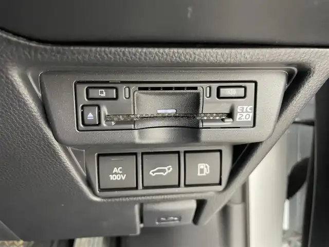 トヨタ プリウス Z 埼玉県 2023(令5)年 0.9万km プラチナホワイトパールマイカ ワンオーナー　/トヨタセーフティセンス　/デジタルインナーミラー　/純正ナビ　/　(AM/FM/Bluetooth/フルセグ)　/ビルトインＥＴＣ２．０　/レーンディパーチャーアラート　/ブラインドスポットモニター/プリクラッシュセーフティ/プロアクティブドライビングアシスト/クリアランスソナー/リヤクロストラフィックアラート/後方車両接近告知/リヤカメラディテクション/パーキングサポートブレーキ/安心降車アシスト/周辺車両接近時サポート/ロードサインアシスト/シートメモリー/全方位カメラ　/レーダークルーズコントロール　/コーナーセンサー前後/純正フロアマット/純正AW１９インチ