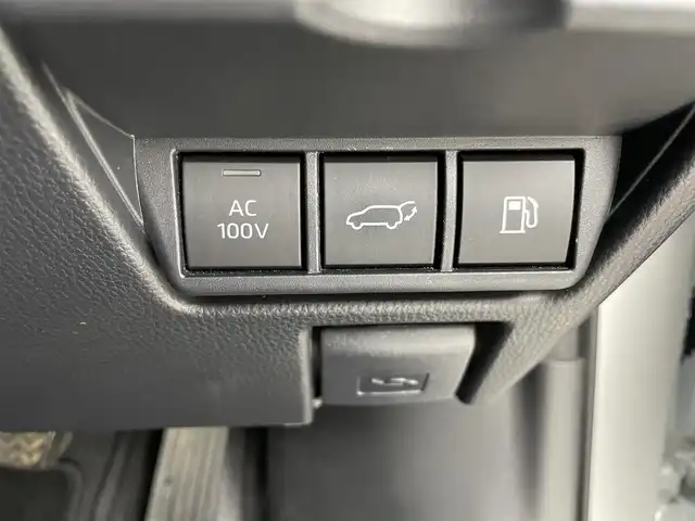 トヨタ プリウス Z 埼玉県 2023(令5)年 0.9万km プラチナホワイトパールマイカ ワンオーナー　/トヨタセーフティセンス　/デジタルインナーミラー　/純正ナビ　/　(AM/FM/Bluetooth/フルセグ)　/ビルトインＥＴＣ２．０　/レーンディパーチャーアラート　/ブラインドスポットモニター/プリクラッシュセーフティ/プロアクティブドライビングアシスト/クリアランスソナー/リヤクロストラフィックアラート/後方車両接近告知/リヤカメラディテクション/パーキングサポートブレーキ/安心降車アシスト/周辺車両接近時サポート/ロードサインアシスト/シートメモリー/全方位カメラ　/レーダークルーズコントロール　/コーナーセンサー前後/純正フロアマット/純正AW１９インチ