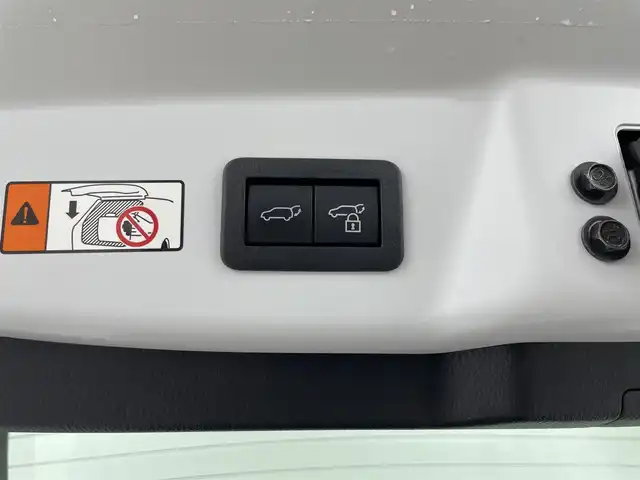 トヨタ プリウス Z 埼玉県 2023(令5)年 0.9万km プラチナホワイトパールマイカ ワンオーナー　/トヨタセーフティセンス　/デジタルインナーミラー　/純正ナビ　/　(AM/FM/Bluetooth/フルセグ)　/ビルトインＥＴＣ２．０　/レーンディパーチャーアラート　/ブラインドスポットモニター/プリクラッシュセーフティ/プロアクティブドライビングアシスト/クリアランスソナー/リヤクロストラフィックアラート/後方車両接近告知/リヤカメラディテクション/パーキングサポートブレーキ/安心降車アシスト/周辺車両接近時サポート/ロードサインアシスト/シートメモリー/全方位カメラ　/レーダークルーズコントロール　/コーナーセンサー前後/純正フロアマット/純正AW１９インチ