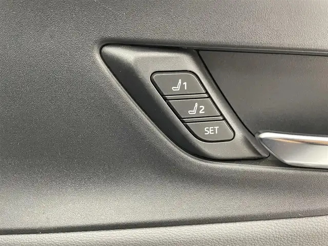 トヨタ プリウス Z 埼玉県 2023(令5)年 0.9万km プラチナホワイトパールマイカ ワンオーナー　/トヨタセーフティセンス　/デジタルインナーミラー　/純正ナビ　/　(AM/FM/Bluetooth/フルセグ)　/ビルトインＥＴＣ２．０　/レーンディパーチャーアラート　/ブラインドスポットモニター/プリクラッシュセーフティ/プロアクティブドライビングアシスト/クリアランスソナー/リヤクロストラフィックアラート/後方車両接近告知/リヤカメラディテクション/パーキングサポートブレーキ/安心降車アシスト/周辺車両接近時サポート/ロードサインアシスト/シートメモリー/全方位カメラ　/レーダークルーズコントロール　/コーナーセンサー前後/純正フロアマット/純正AW１９インチ