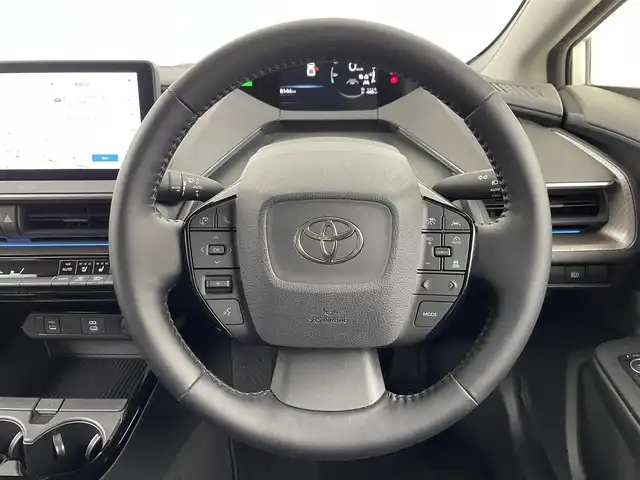 トヨタ プリウス Z 埼玉県 2023(令5)年 0.9万km プラチナホワイトパールマイカ ワンオーナー　/トヨタセーフティセンス　/デジタルインナーミラー　/純正ナビ　/　(AM/FM/Bluetooth/フルセグ)　/ビルトインＥＴＣ２．０　/レーンディパーチャーアラート　/ブラインドスポットモニター/プリクラッシュセーフティ/プロアクティブドライビングアシスト/クリアランスソナー/リヤクロストラフィックアラート/後方車両接近告知/リヤカメラディテクション/パーキングサポートブレーキ/安心降車アシスト/周辺車両接近時サポート/ロードサインアシスト/シートメモリー/全方位カメラ　/レーダークルーズコントロール　/コーナーセンサー前後/純正フロアマット/純正AW１９インチ