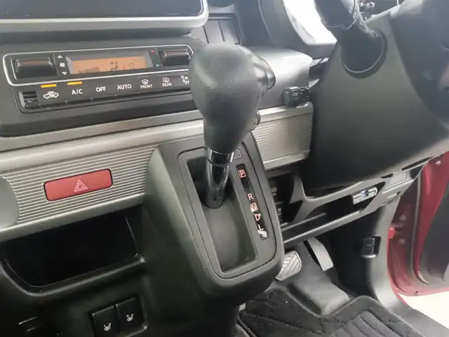 スズキ スペーシア ギア HYBRID XZ 愛知県 2020(令2)年 5万km フェニックスレッドパール/ガンメタリック2トーンルーフ スズキセーフティサポート/　　・デュアルカメラブレーキサポート/　　・車線維持支援機能/　　・ふらつき警報機能/　　・アダプティブクルーズコントロール/　　・ハイビームアシスト/パイオニア製6.8インチディスプレイオーディオ/　　・CD/DVD/BT/バックカメラ/ETC/革巻きステアリング/シートヒーター（前席）/両側パワースライドドア/ルーフレール/純正LEDヘッドライト/フォグランプ/取扱説明書/保証書/スペアキー