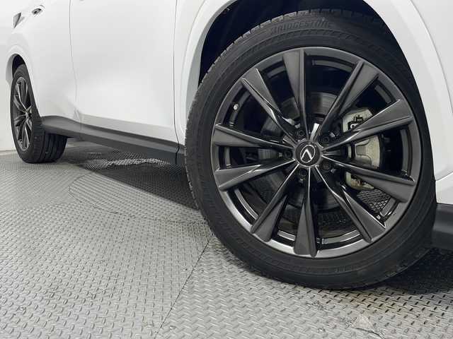 レクサス ＮＸ 350h Fスポーツ 広島県 2022(令4)年 1.7万km ホワイトノーヴァガラスフレーク パノラマルーフ/純正14型ディスプレイオーディオ（Bluetooth/フルセグTV/AppleCarPlay/AndroidAuto）/パノラミックビューモニター/ルーフレール/Fスポーツ専用赤革シート/パワーバックドア/パワーシート（運転席/助手席）/ポジションメモリー/シートヒーター（運転席/助手席/後席左右）/シートベンチレーション（運転席/助手席）/ステアリングヒーター/Lexus Safety System+/・プリクラッシュセーフティ/・レーンチェンジアシスト/・レーントレーシングアシスト/・アダプティブハイビーム/・レーダークルーズコントロール/・プロアクティブドライビングアシスト/アドバンストパーク/パーキングサポートブレーキ/ブラインドスポットモニター/リヤクロストラフィックアラート/3眼LEDヘッドライト/ヘッドアップディスプレイ/パドルシフト/ETC2.0/ドライブレコーダー/USB入力端子