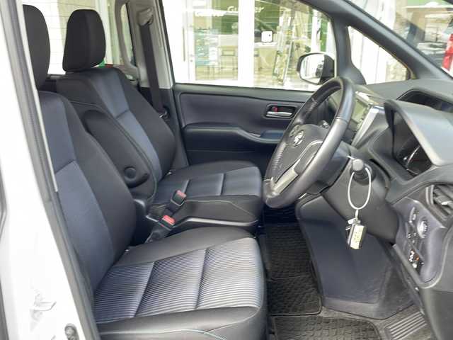 トヨタ ヴォクシー ZS 鳥取県 2017(平29)年 7.4万km ホワイトパールクリスタルシャイン ワンオーナー/パワースライドドア/アルパイン11インチナビ/フルセグTV　DVD CD Bluetooth　SD/バックカメラ/ETC/ドライブレコーダー前後室内/社外レーダー/トヨタセーフティセンス/・衝突回避支援機能/・レーンディパーチャーアラート/・オートマチックハイビーム/・先行車発進/・信号情報/・緊急時操舵支援/S-VSC/MTモード付AT/アイドリングストップ/オートマチックハイビーム/プッシュスタート/フロアマット/ドアバイザー/LEDライト/フォグランプ/１６インチアルミ/ターンミラー/プライバシーガラス/スマートキー/スペアキー/新車保証書/取扱説明書