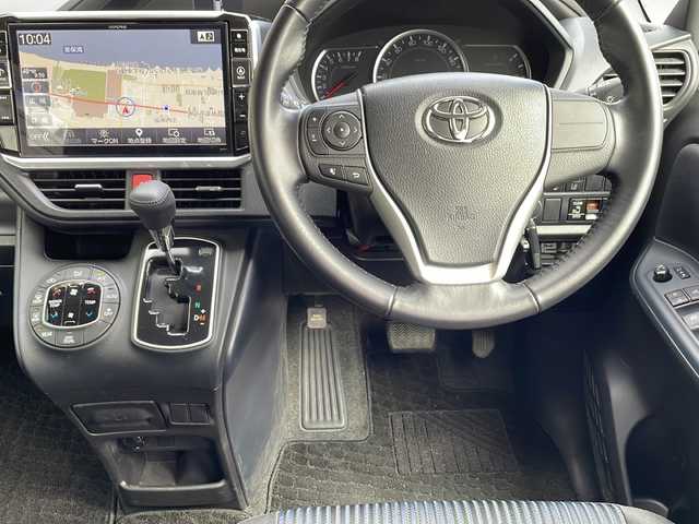 トヨタ ヴォクシー ZS 鳥取県 2017(平29)年 7.4万km ホワイトパールクリスタルシャイン ワンオーナー/パワースライドドア/アルパイン11インチナビ/フルセグTV　DVD CD Bluetooth　SD/バックカメラ/ETC/ドライブレコーダー前後室内/社外レーダー/トヨタセーフティセンス/・衝突回避支援機能/・レーンディパーチャーアラート/・オートマチックハイビーム/・先行車発進/・信号情報/・緊急時操舵支援/S-VSC/MTモード付AT/アイドリングストップ/オートマチックハイビーム/プッシュスタート/フロアマット/ドアバイザー/LEDライト/フォグランプ/１６インチアルミ/ターンミラー/プライバシーガラス/スマートキー/スペアキー/新車保証書/取扱説明書