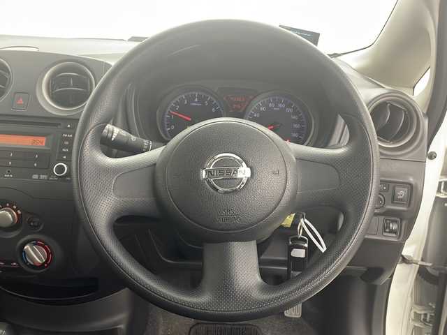 日産 ノート S 道央・札幌 2013(平25)年 4.4万km パール ・ワンオーナー/・純正オーディオ&CD&AUX/・アイドリングストップ/・社外レーダー/・純正エンジンスターター/・リモコンキー/・社外AW付夏タイヤ積込