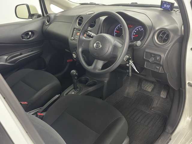 日産 ノート S 道央・札幌 2013(平25)年 4.4万km パール ・ワンオーナー/・純正オーディオ&CD&AUX/・アイドリングストップ/・社外レーダー/・純正エンジンスターター/・リモコンキー/・社外AW付夏タイヤ積込