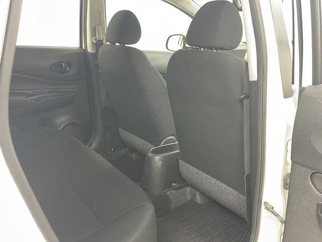 日産 ノート S 道央・札幌 2013(平25)年 4.4万km パール ・ワンオーナー/・純正オーディオ&CD&AUX/・アイドリングストップ/・社外レーダー/・純正エンジンスターター/・リモコンキー/・社外AW付夏タイヤ積込